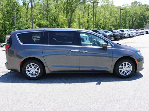 Used 2023 Chrysler Voyager LX FWD image 9