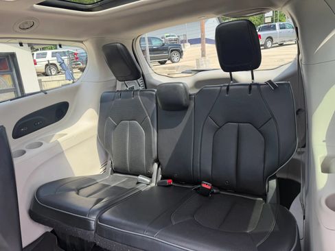 Used 2018 Chrysler Pacifica Limited FWD image 40