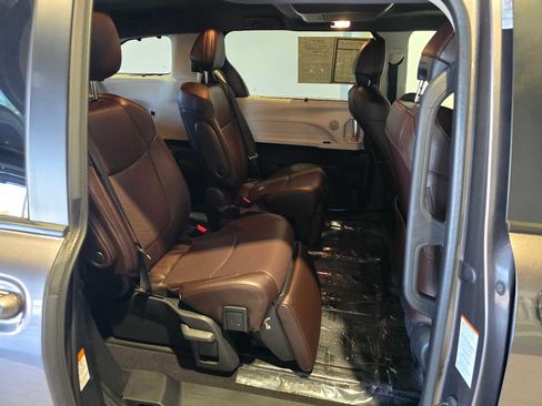 Used 2023 Toyota Sienna Platinum AWD/4WD image 12