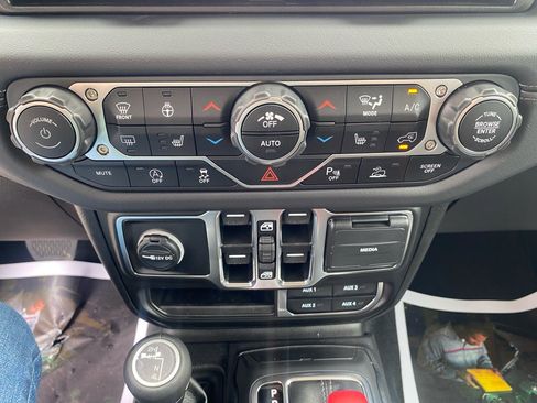 New 2025 Jeep Wrangler Unlimited Sahara AWD/4WD image 19