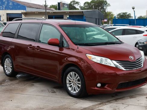 Used 2012 Toyota Sienna XLE image 9