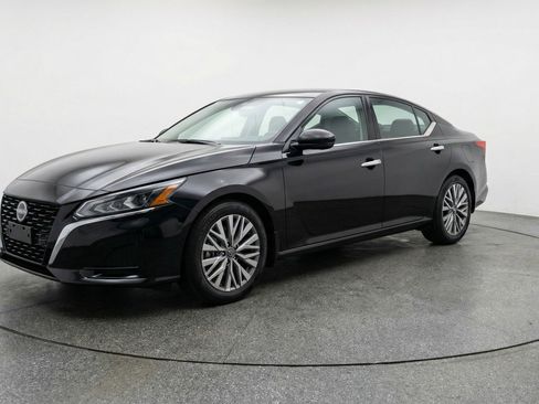 Used 2025 Nissan Altima 2.5 SV image 3
