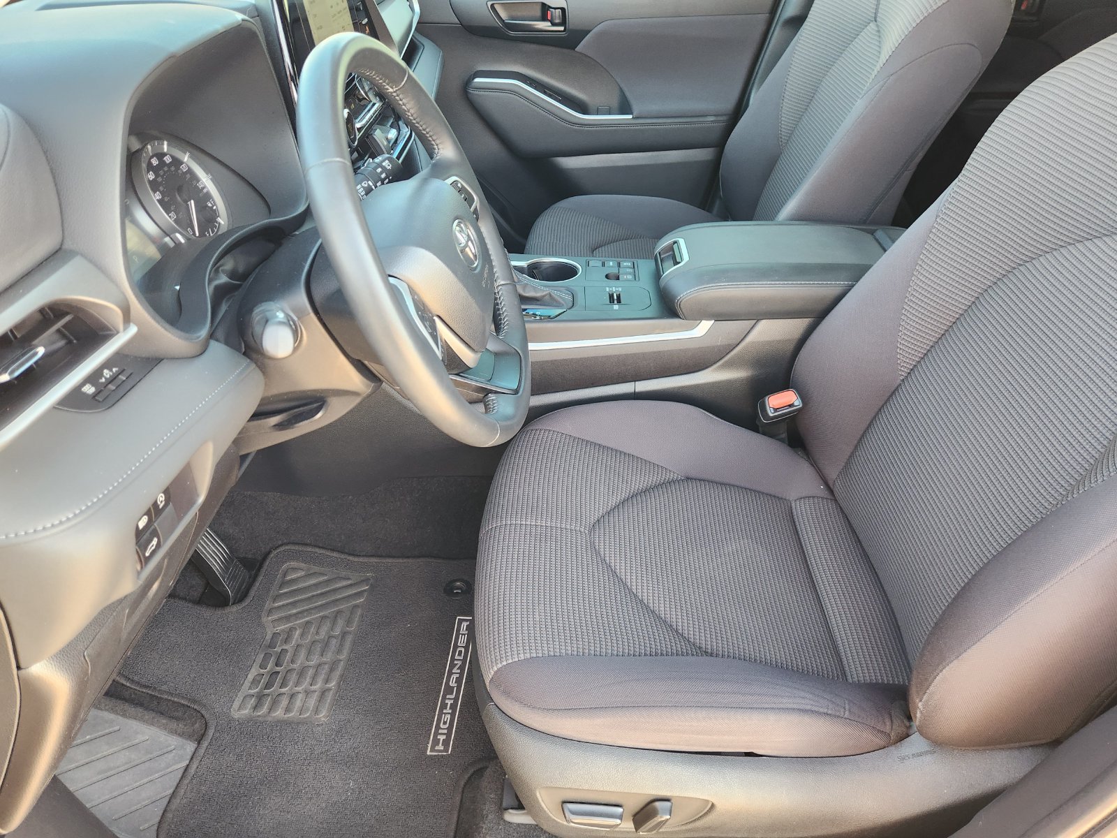 Used 2024 Toyota Highlander LE FWD image 16
