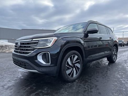 Used 2025 Volkswagen Atlas SE image 3