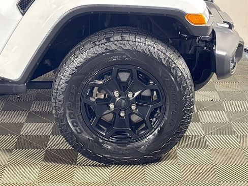 Used 2021 Jeep Gladiator Willys AWD/4WD image 22