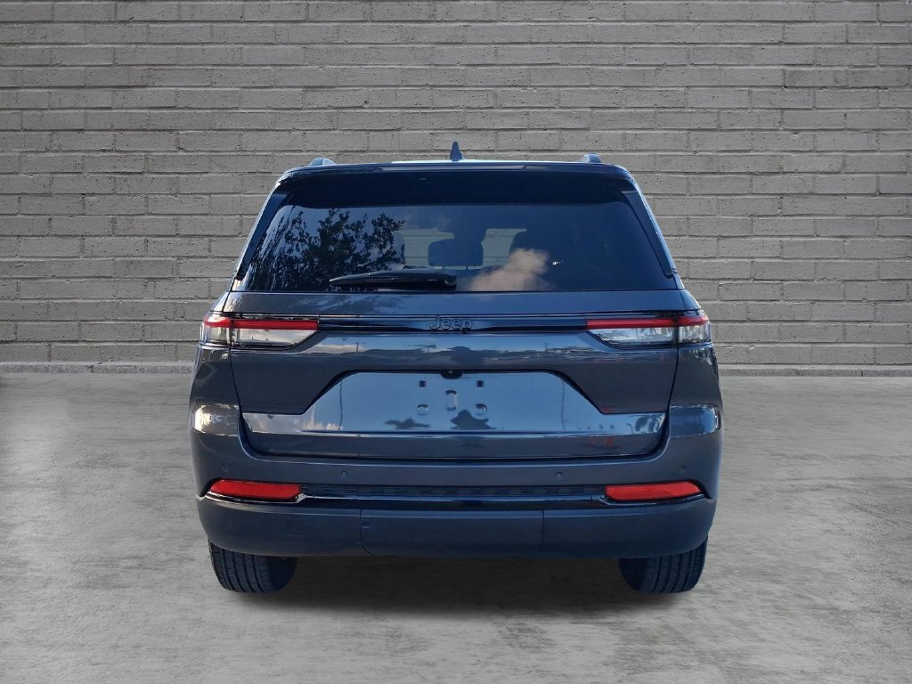 Used 2024 Jeep Grand Cherokee Altitude RWD image 9