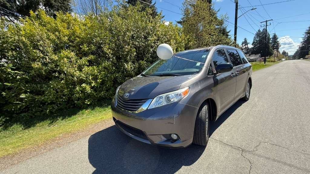 Used 2011 Toyota Sienna XLE w/ Premium Pkg FWD image 10