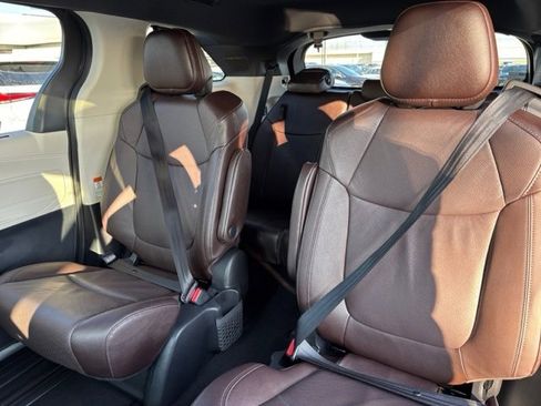 Used 2021 Toyota Sienna Platinum image 24