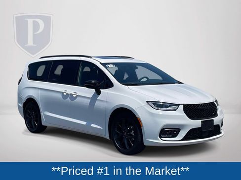 Used 2025 Chrysler Pacifica Limited FWD image 2
