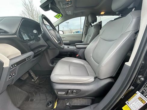 Used 2022 Toyota Sienna XLE image 12