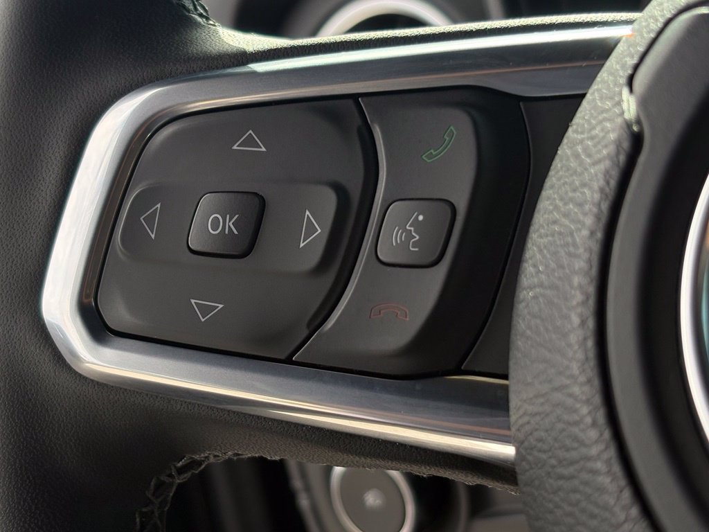 Used 2025 Jeep Wrangler Unlimited Sahara AWD/4WD image 16