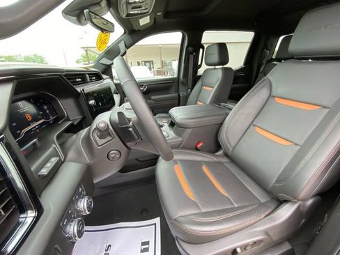 Used 2025 GMC Sierra 1500 AT4 w/ Technology Package AWD/4WD image 12
