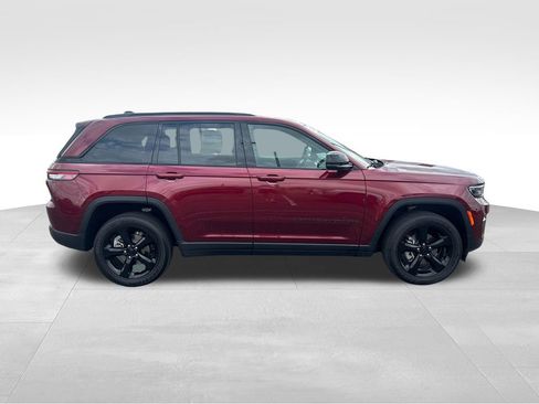 Used 2025 Jeep Grand Cherokee Altitude AWD/4WD image 8