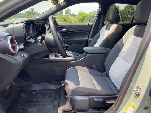 Certified 2024 Chevrolet Trax RS w/ Sunroof Package FWD image 16