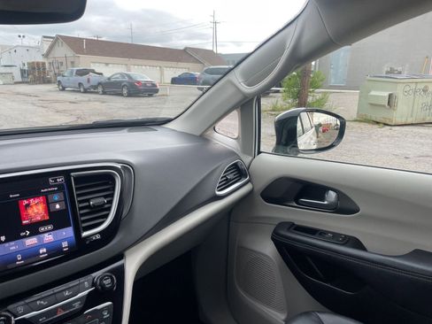 Used 2024 Chrysler Pacifica Touring-L image 34