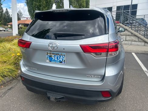 Used 2017 Toyota Highlander XLE AWD/4WD image 4