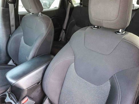 Used 2019 Jeep Cherokee Latitude w/ Popular Appearance Group image 28