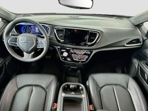 Used 2025 Chrysler Pacifica Select FWD image 13