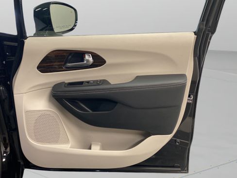 Used 2024 Chrysler Pacifica Limited FWD image 33