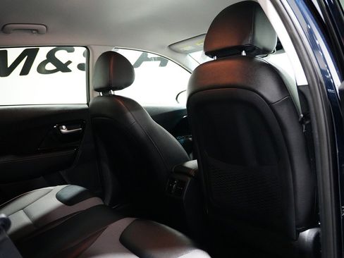 Used 2020 Kia Niro EX image 24