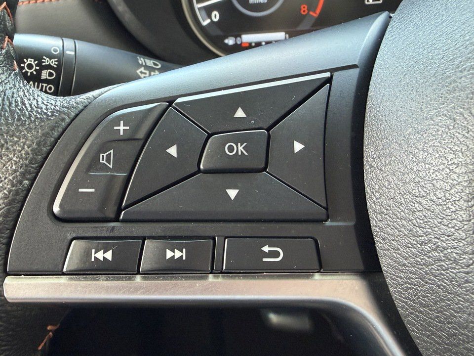 Used 2025 Nissan Versa SR FWD image 13