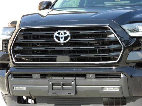 Used 2024 Toyota Sequoia SR5 w/ SR5 Premium Package AWD/4WD image 5