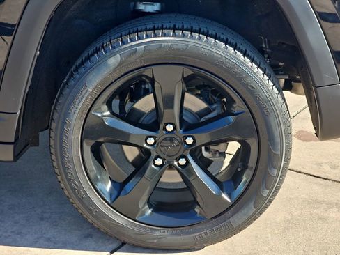 Used 2023 Jeep Grand Cherokee Limited w/ Black Appearance Package image 38