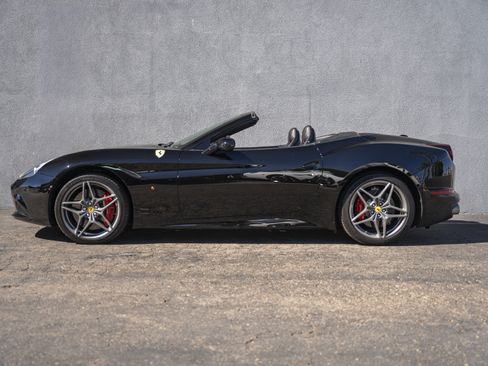 Used 2015 Ferrari California T image 3
