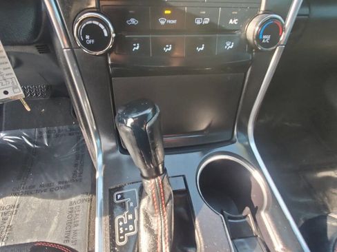 Used 2015 Toyota Camry SE image 19