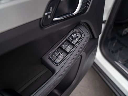 Certified 2026 Porsche Macan image 19