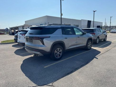 Used 2025 Chevrolet Traverse LT image 10
