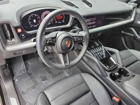Used 2025 Porsche Cayenne image 4