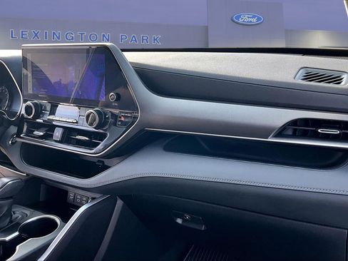 Used 2023 Toyota Highlander XLE FWD image 27