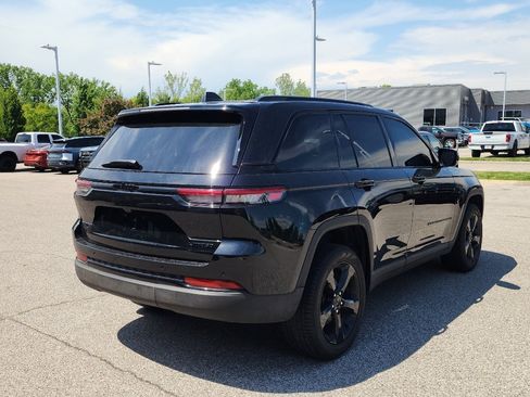 Used 2023 Jeep Grand Cherokee Limited w/ Black Appearance Package AWD/4WD image 7
