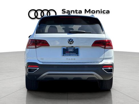 Used 2023 Volkswagen Taos SE w/ Panoramic Sunroof Package FWD image 7