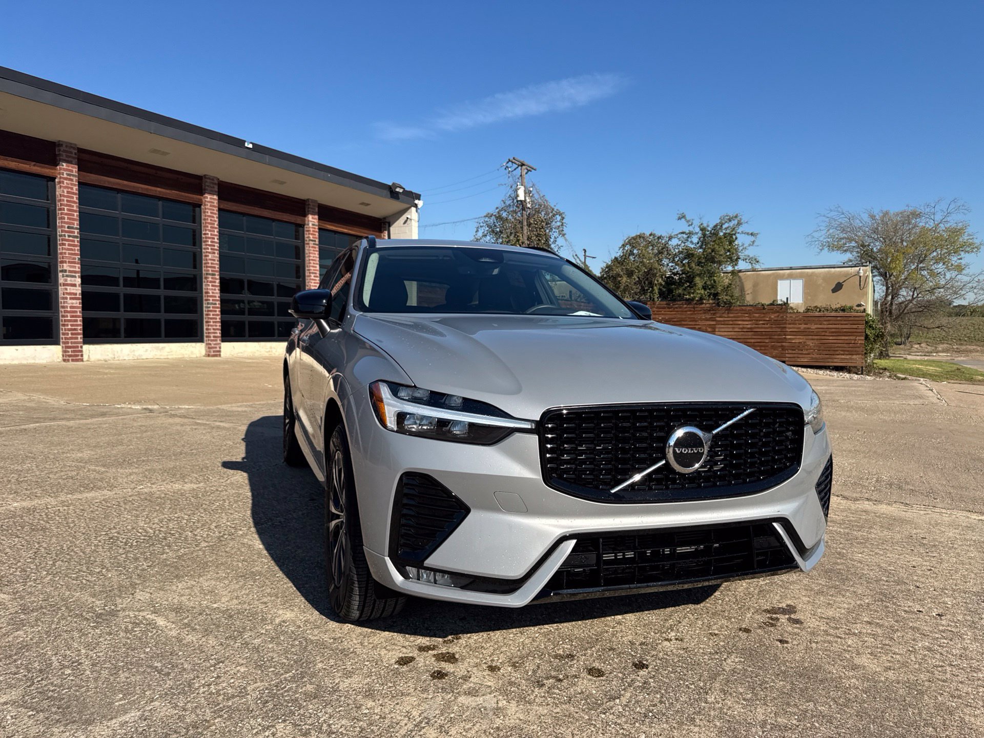 Used 2024 Volvo XC60 B5 Core AWD/4WD image 3