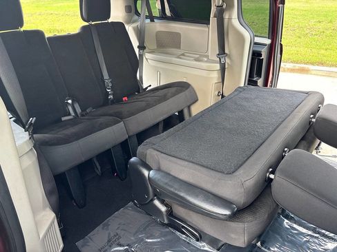 Used 2018 Dodge Grand Caravan SE w/ UConnect Hands-Free Group image 22
