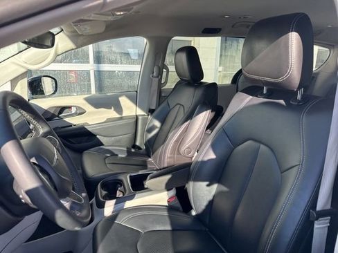 Used 2024 Chrysler Pacifica Select image 11