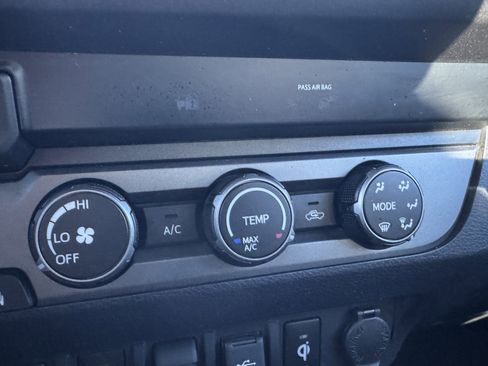 Used 2020 Toyota Tacoma TRD Off-Road w/ Technology Package image 27