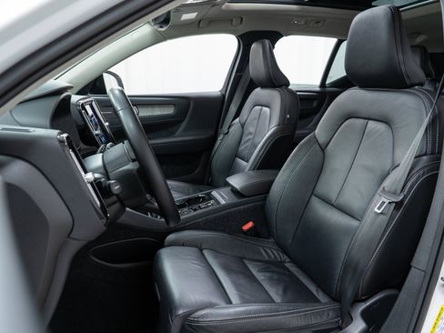 Used 2023 Volvo XC40 B5 Ultimate w/ Climate Package image 13