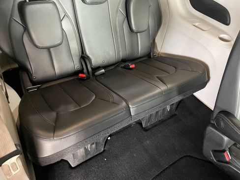 Used 2018 Chrysler Pacifica Touring-L image 27