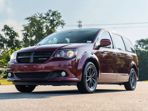 Used 2018 Dodge Grand Caravan SXT w/ Blacktop Package FWD image 3