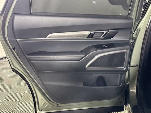 Used 2025 Kia Telluride AWD image 20