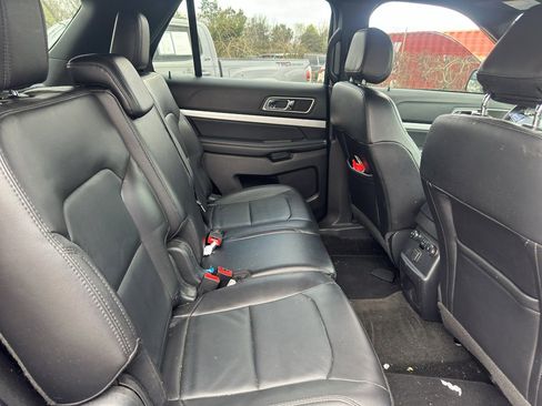Used 2017 Ford Explorer XLT w/ Equipment Group 202A image 10