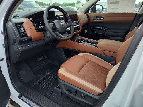 New 2026 Nissan Pathfinder Platinum FWD image 2
