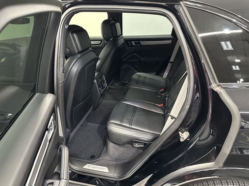Used 2022 Porsche Cayenne Platinum Edition image 33