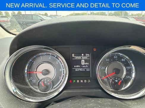 Used 2014 Chrysler Town & Country Touring FWD image 11