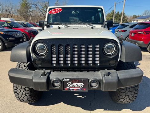 Used 2016 Jeep Wrangler Unlimited Rubicon w/ Connectivity Group image 2