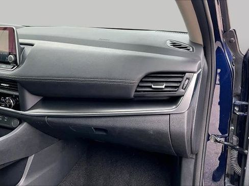 Certified 2025 Nissan Rogue SV FWD image 18