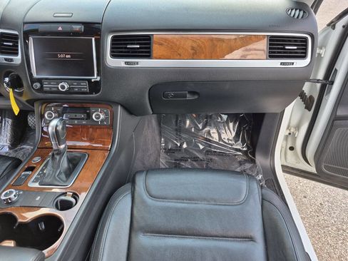 Used 2014 Volkswagen Touareg TDI image 20